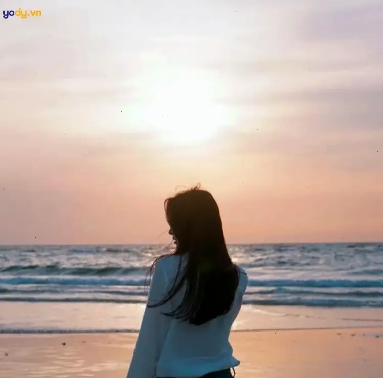 Cô gái quay lưng, giấu nỗi buồn sâu thẳm trong ánh hoàng hôn. Cuộc sống đôi khi khiến ta lạc lõng, bạn có thấy mình trong đó?