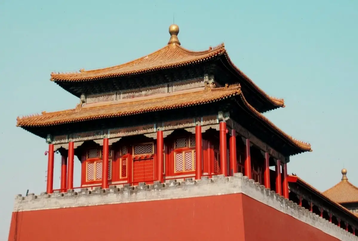 Ánh sáng rực rỡ chiếu sáng Chùa Trung Quốc, làm nổi bật vẻ đẹp tinh tế và sức mạnh tâm linh.