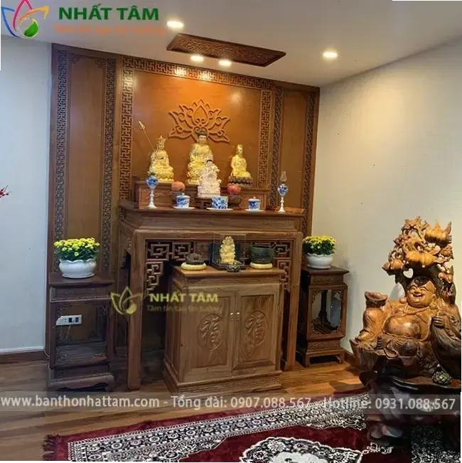 Bàn thờ Phật chùa truyền thống, gợi nhớ không gian linh thiêng, giúp bạn cảm nhận sự gần gũi và thanh tịnh như ở chốn thiền môn.