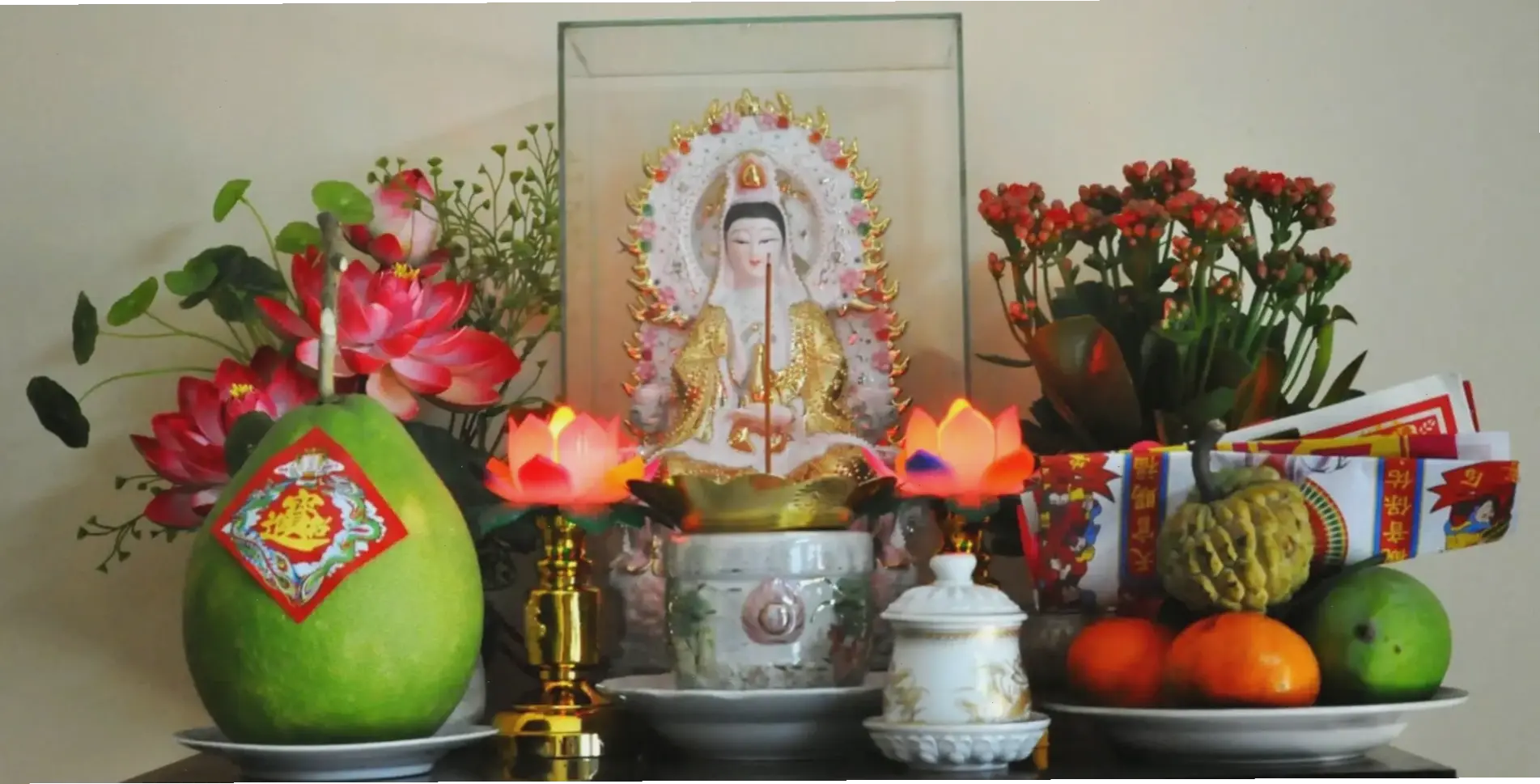 Bàn thờ Phật mang lại bình an, với thiết kế ấm áp, giúp xua tan lo lắng và nuôi dưỡng tâm hồn bạn mỗi ngày.