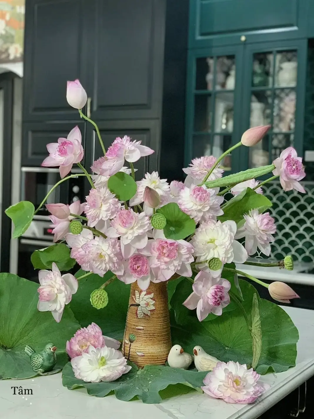 Bình hoa sen đẹp, lựa chọn hoàn hảo để cắm hoa sen tươi, mang vẻ đẹp tự nhiên vào trang trí.