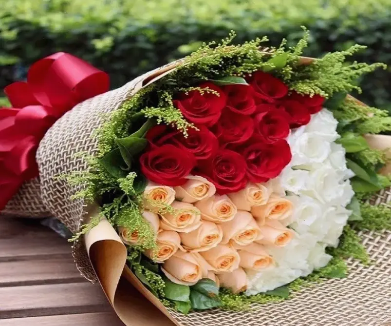 Bó hoa hồng xinh đẹp, mang lời chúc ấm áp và niềm vui đến ngày sinh nhật đặc biệt.