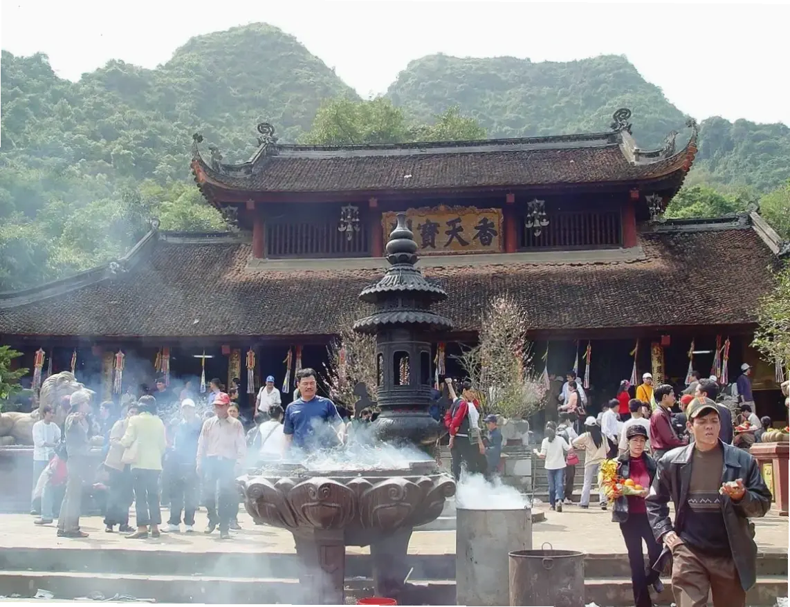 Chùa Hương – chốn bình yên giữa lòng Hà Nội, xua tan mọi lo toan và mang đến sự thư thái tuyệt đối.