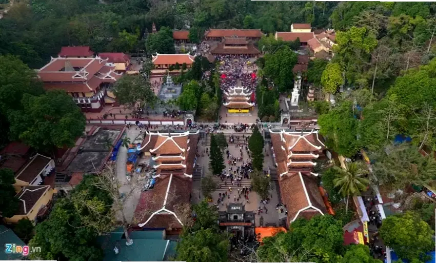 Chùa Hương lung linh dưới ánh đèn đêm, mang đến không gian tâm linh huyền ảo và đầy sự thanh thản.