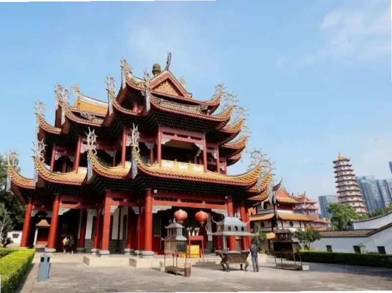 Chùa Trung Quốc đêm lung linh ánh sáng, tạo nên bức tranh huyền ảo, mời gọi bạn khám phá sự yên bình.
