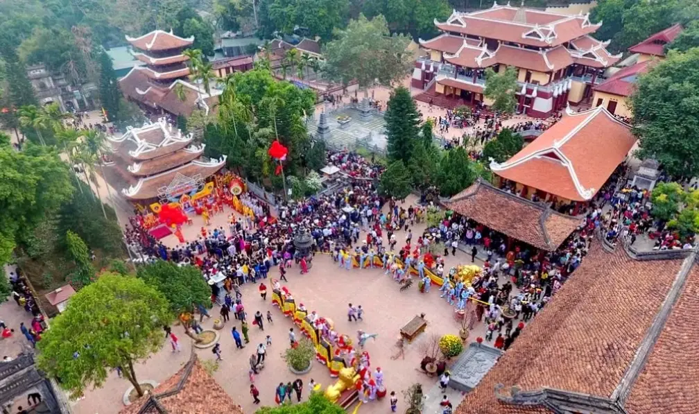 Góc nhìn nghệ thuật độc đáo của Chùa Hương, nơi kiến trúc cổ kính hòa quyện với thiên nhiên tuyệt đẹp.