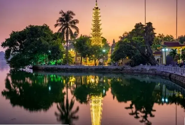 Hành trình qua những ngôi chùa cổ kính tại Hà Nội, nơi lịch sử và văn hóa Việt Nam hòa quyện đầy mê hoặc.