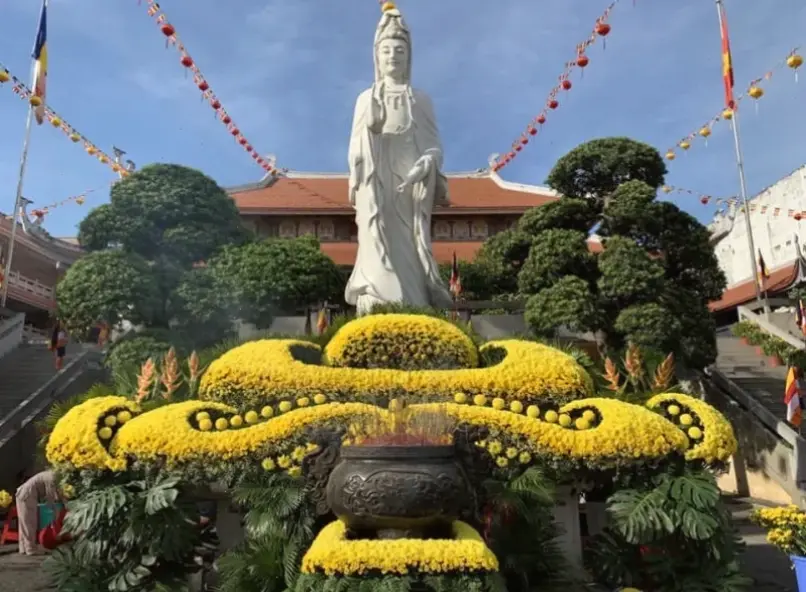 Hình ảnh chùa cổ kính như Chùa Vĩnh Nghiêm, lưu giữ vẻ đẹp lịch sử và văn hóa Việt Nam chân thực.