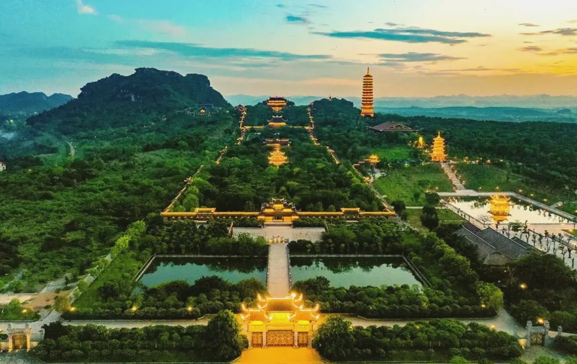 Hình ảnh Chùa Dâu tối giản, tập trung vào sự thanh tịnh và giản dị của kiến trúc cổ kính.