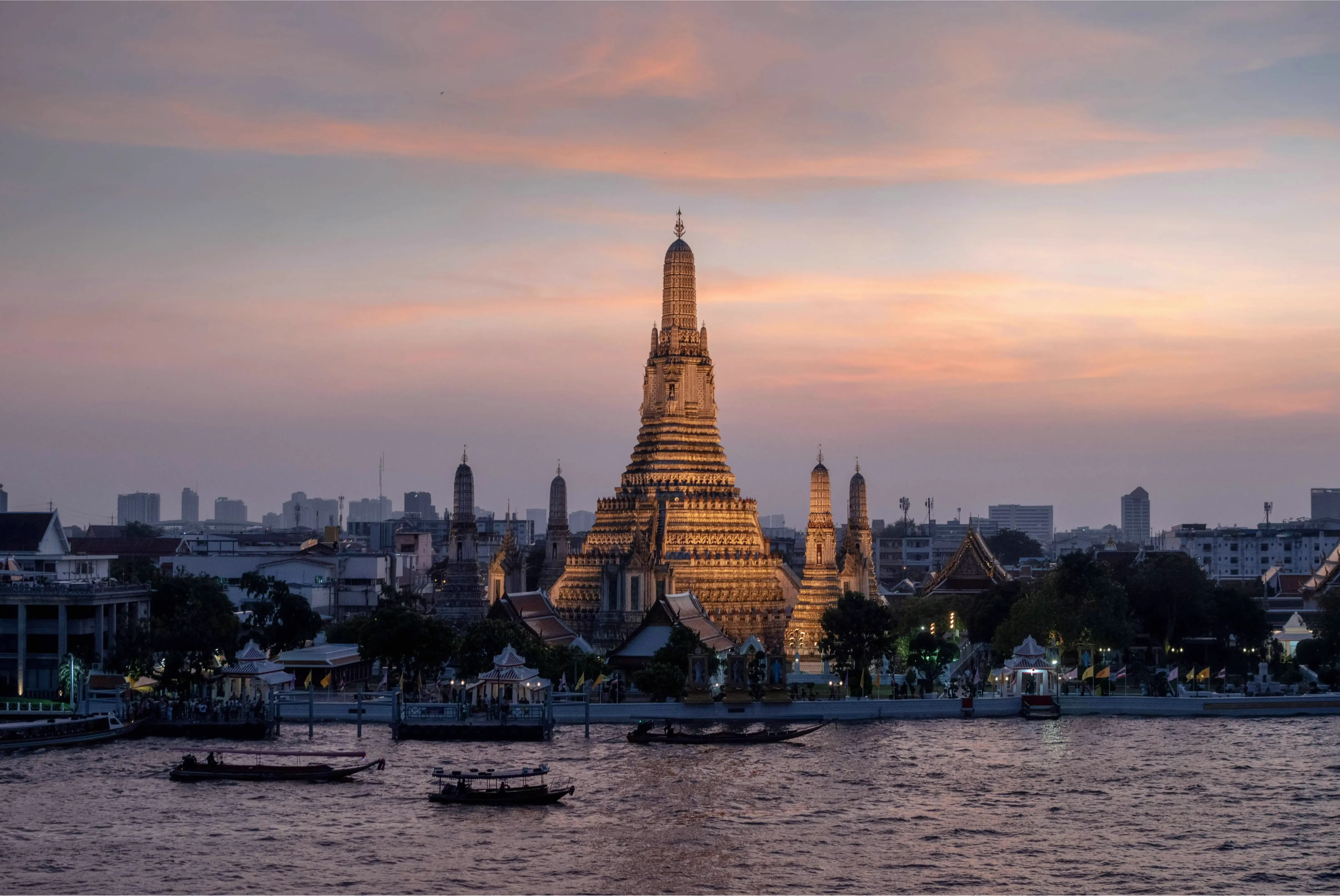 Hình nền Bangkok đêm lung linh với ánh đèn neon rực rỡ, biến màn hình bạn thành phần của thành phố không ngủ đầy huyền ảo.