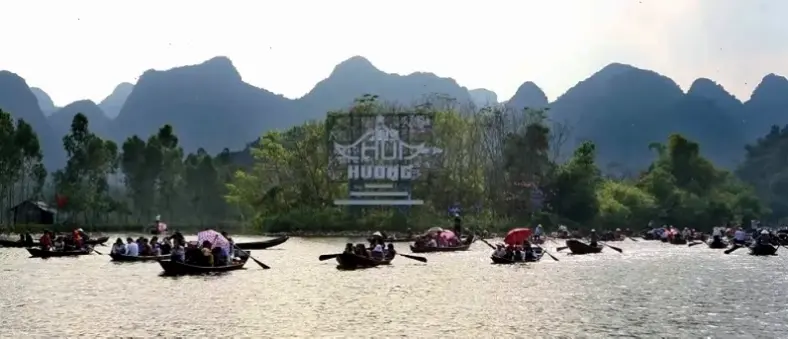 Khám phá vẻ đẹp huyền bí của Chùa Hương qua ảnh 4K sắc nét, chi tiết kiến trúc cổ kính và không gian thiêng liêng.