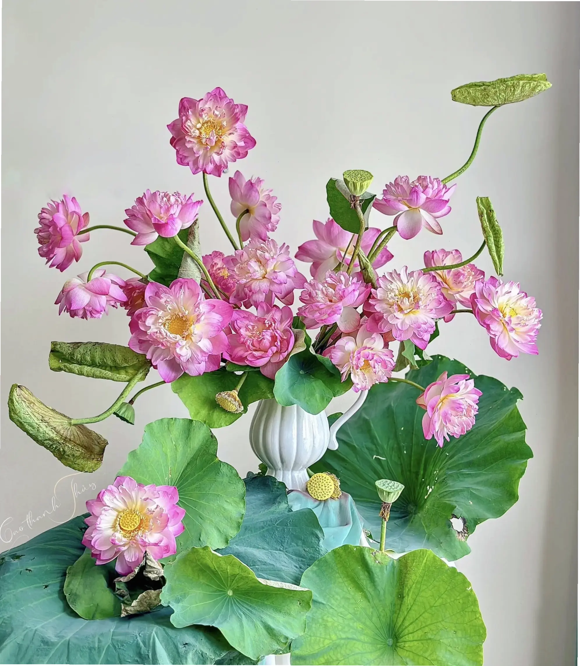 Lọ hoa sen xinh xắn, cách dễ dàng cắm hoa sen để trang trí không gian sống thêm phần duyên dáng.