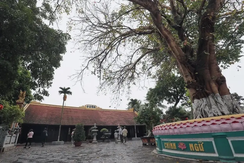Những bức ảnh chùa cổ kính lưu giữ dấu ấn thời gian, nơi văn hóa Việt Nam sống dậy qua từng chi tiết.