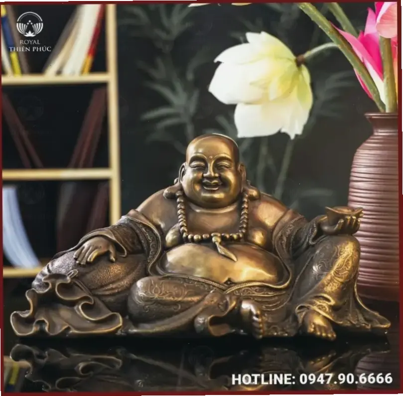 Phật Di Lặc cười cầm vàng rạng rỡ, mang nụ cười may mắn và bình an, giúp cuộc sống thêm phần viên mãn.