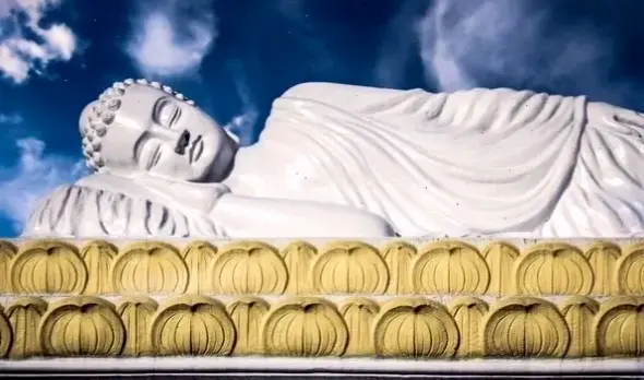 Phật Niết Bàn nghệ thuật hiện đại, kết hợp truyền thống và sáng tạo, mang đến nguồn cảm hứng bất tận cho tâm hồn.