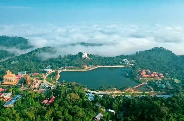 Quan Âm ánh sáng rực rỡ trên núi, chiếu sáng đường dẫn đến sự giác ngộ và hạnh phúc chân thực.
