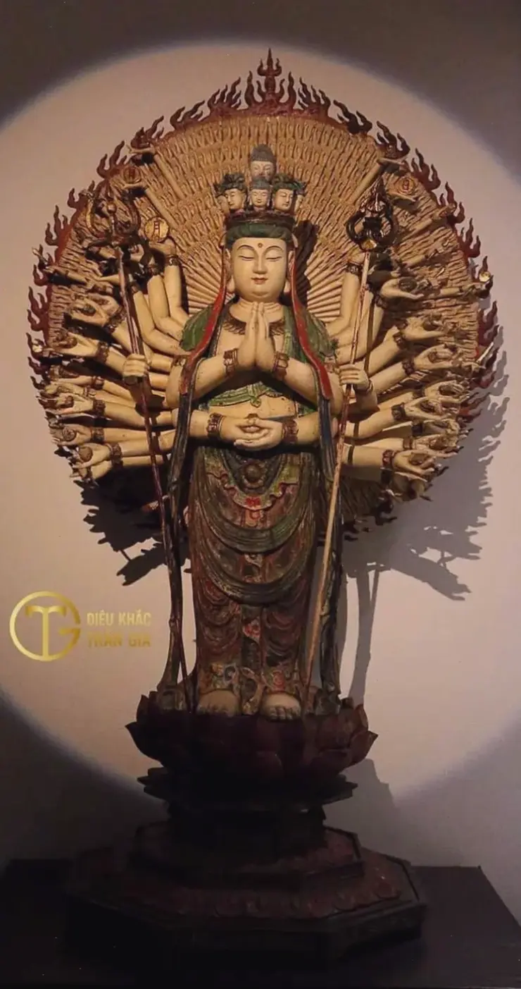 Quan Âm chùa nghìn tay hùng vĩ, biểu tượng chốn thiêng liêng với lòng từ bi vô bờ, truyền cảm hứng mạnh mẽ.