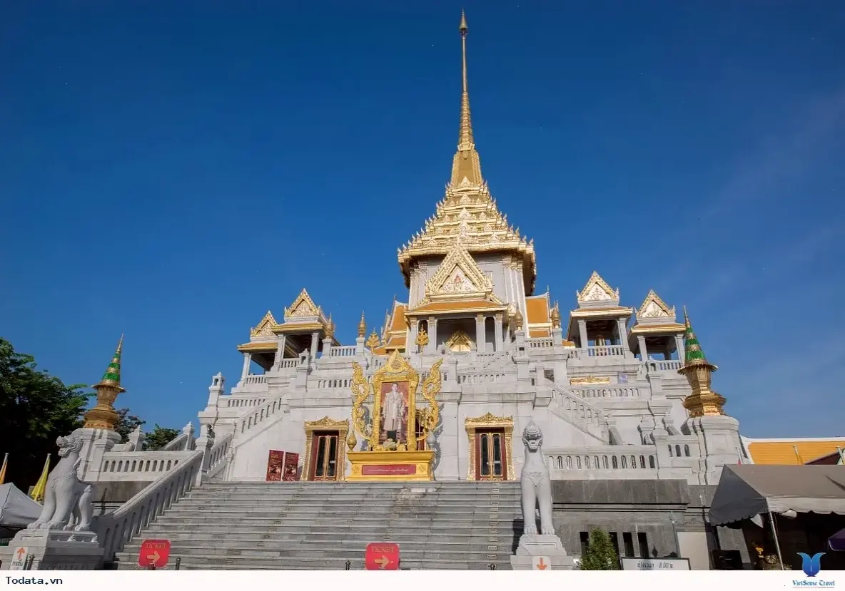 Sắc màu ánh sáng tại chùa Thái Lan, tạo nên bức tranh nghệ thuật sống động và thiêng liêng.
