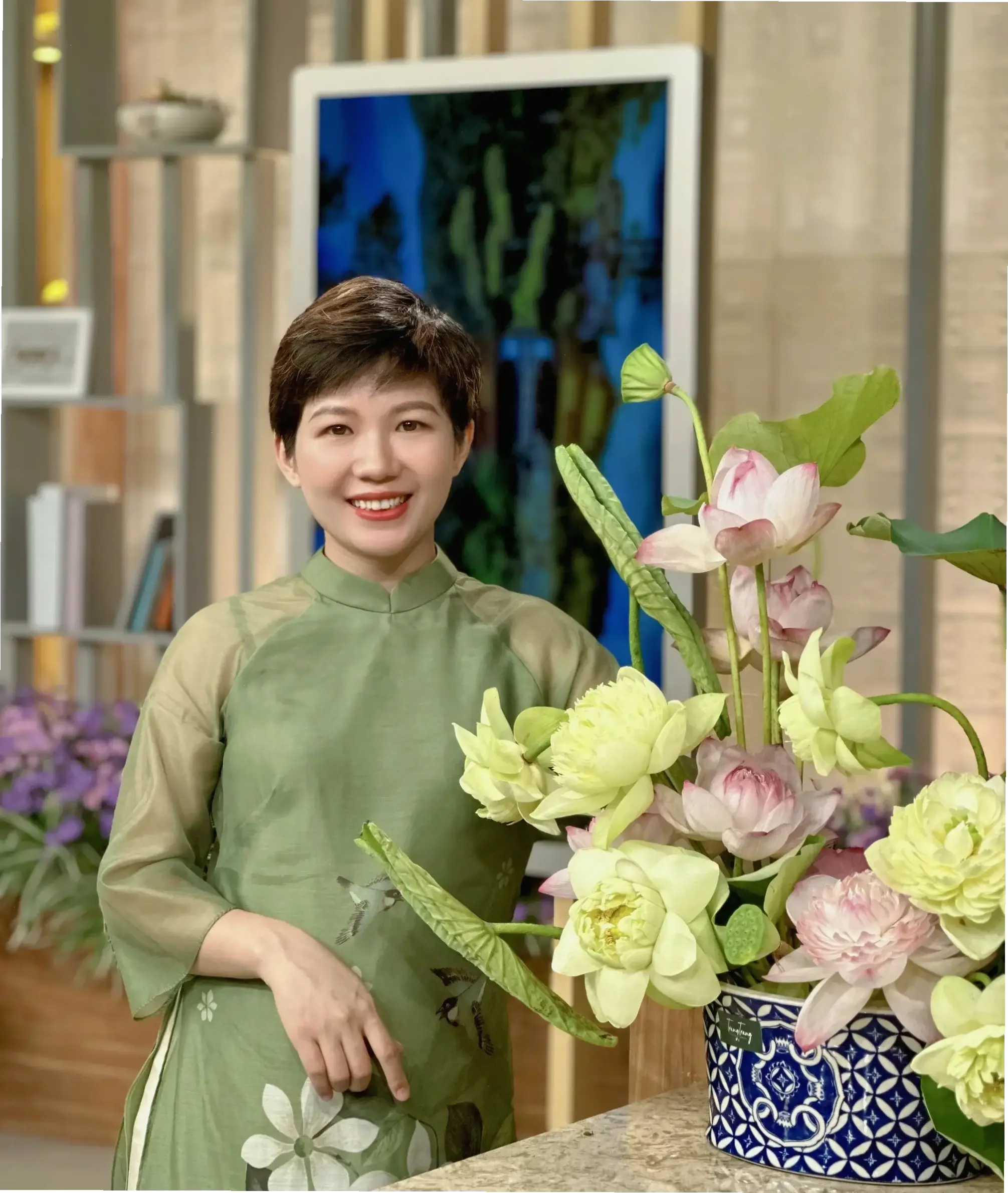 Sử dụng hoa sen trang trí để làm mới không gian sống, kết hợp họa tiết sen cách điệu độc đáo.