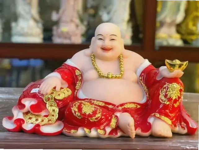 Tượng Di Lặc đứng uy nghi, biểu tượng may mắn và phong thủy, giúp cân bằng năng lượng trong nhà.