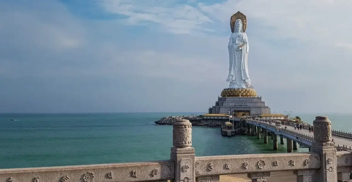 Tượng Quan Âm nghìn tay tinh xảo, biểu tượng lòng từ bi cứu khổ, tô điểm ngôi nhà với năng lượng tích cực.