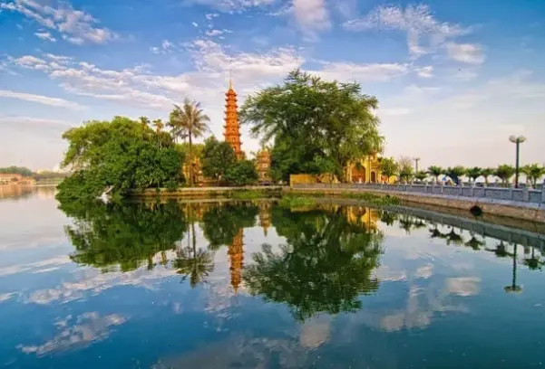 Vẻ đẹp tối giản của Chùa Trấn Quốc, nơi sự thanh tịnh và đơn sơ mang lại cảm giác bình yên sâu lắng.