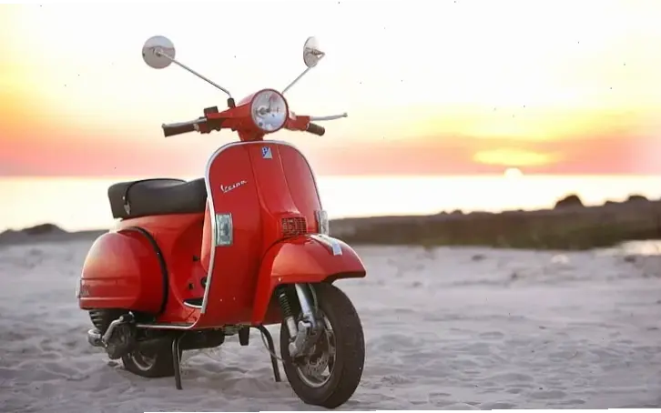 Giữ nguyên nét cổ điển với Vespa Classic Motorcycle, sự thanh lịch vượt thời gian.