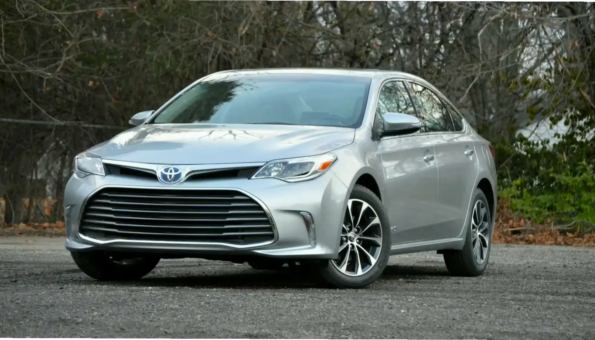 Toyota Avalon Urban Sedan lý tưởng cho thành phố, dễ dàng di chuyển với thiết kế linh hoạt và hiệu suất đô thị vượt trội.