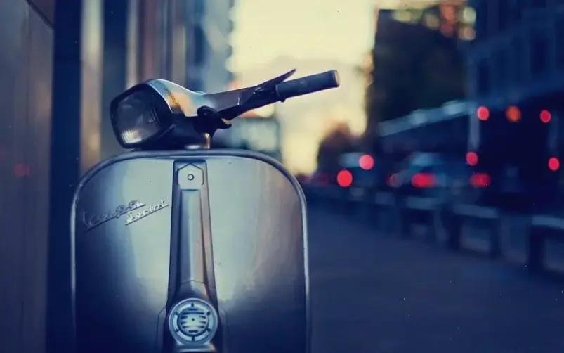 Trải nghiệm Vespa Sprint Motorcycle, sự kết hợp hoàn hảo giữa tốc độ và phong cách đô thị.