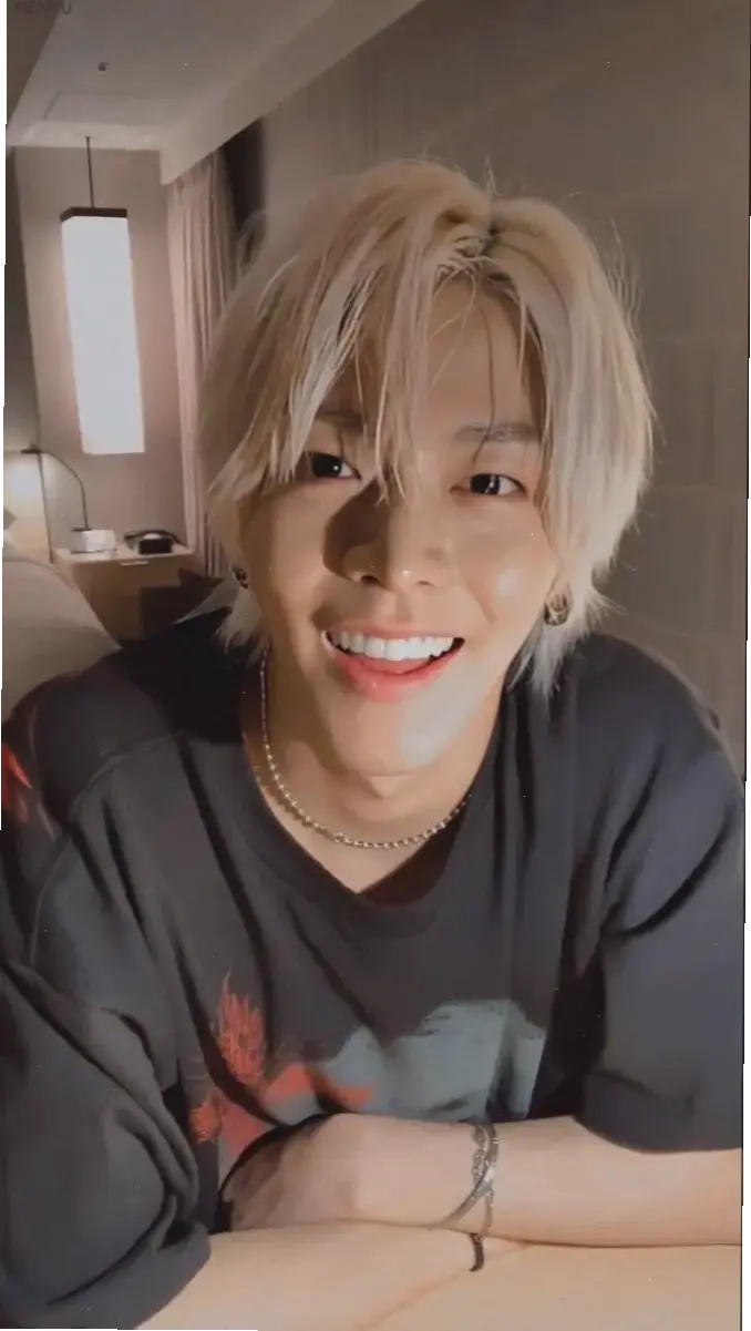 Yuta cute với vẻ ngoài ngây thơ dễ thương, nhưng ẩn chứa sức mạnh khủng khiếp, khiến fan yêu thích!
