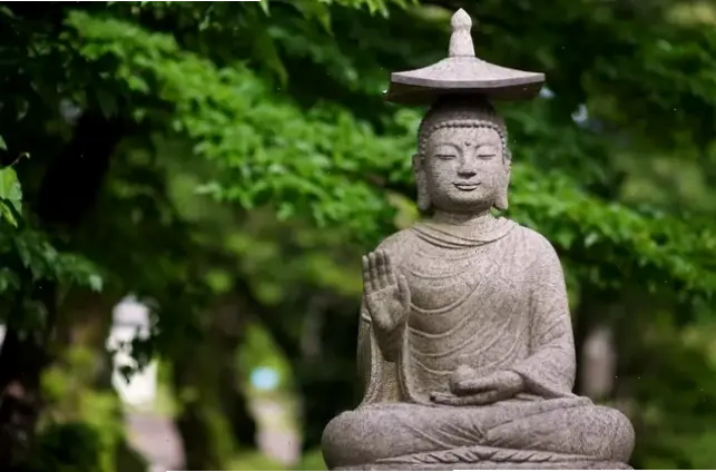 A Di Đà tỏa sáng với ánh sáng thiêng liêng, dẫn dắt bạn đến cõi Phật an lành và tràn đầy năng lượng tích cực.