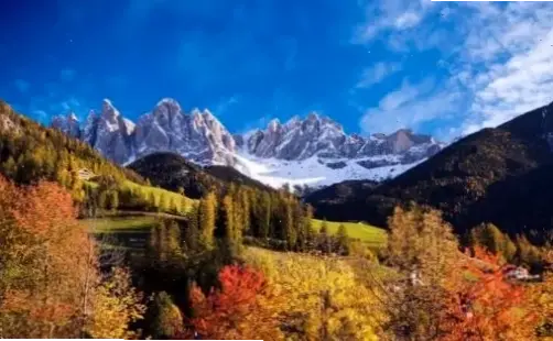 Alps về đêm lung linh dưới ánh sao, bầu trời huyền bí và đỉnh núi mờ ảo, mang đến sự yên tĩnh và cảm hứng khám phá.