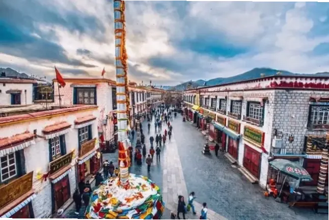 Ảnh chùa Phật Lhasa hùng vĩ, nơi bạn có thể cảm nhận sự linh thiêng và bình yên vô bờ.