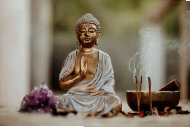 Ảnh chùa Phật Tây Tạng: Không gian thiêng liêng, nơi thiên nhiên hòa quyện với năng lượng tâm hồn sâu lắng.