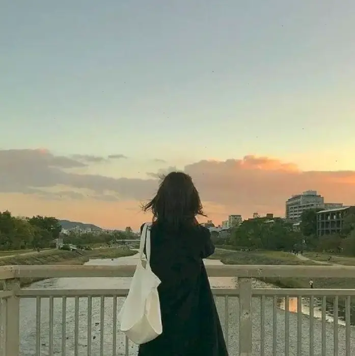 Bí ẩn của cô gái quay lưng: Một khoảnh khắc suy tư, xinh đẹp và đầy sức hút, khiến ta không thể rời mắt.