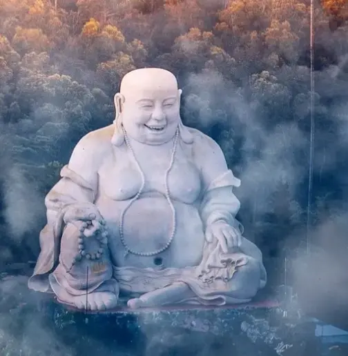 Ảnh Di Lặc phong thủy bình an, bảo vệ và mang sự yên bình đến gia đình bạn.