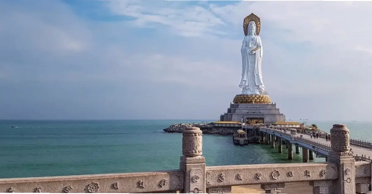 Ảnh Quan Âm trong vườn bình an, mang đến cảm giác thư thái và an lành tuyệt vời.