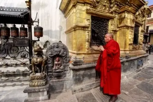 Ánh sáng huyền ảo bao quanh Phật Tây Tạng, truyền năng lượng tích cực và cảm giác thư thái sâu lắng.