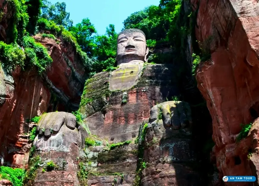 Ánh sáng huyền diệu từ Phật cổ đại soi đường, giúp bạn tìm thấy bình yên và trí tuệ sâu lắng trong cuộc sống.