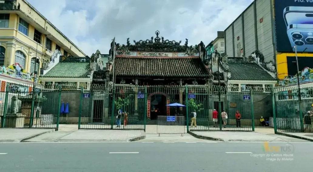 Ánh sáng lung linh chiếu rọi Chùa Sài Gòn, mang đến sự thanh tịnh và hấp dẫn cho tâm hồn.