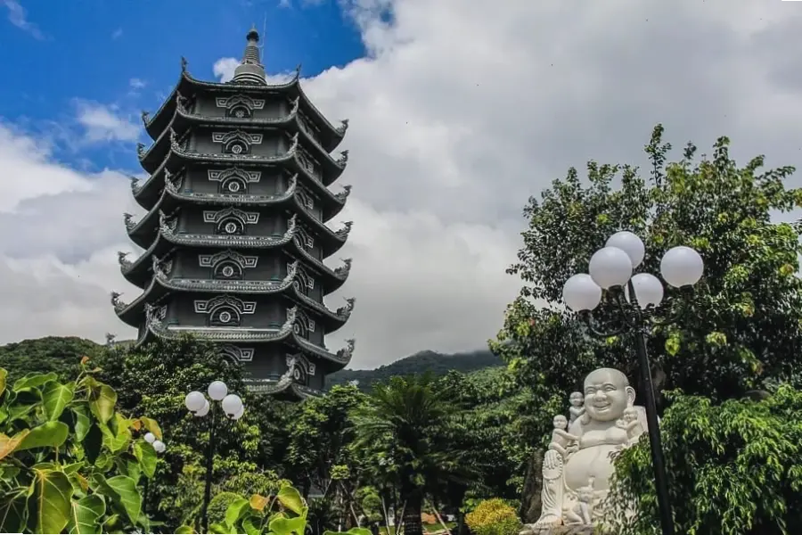 Ánh sáng rực rỡ bao trùm Chùa Linh Ứng, biến nơi đây thành bức tranh nghệ thuật sống động và đầy cảm hứng.