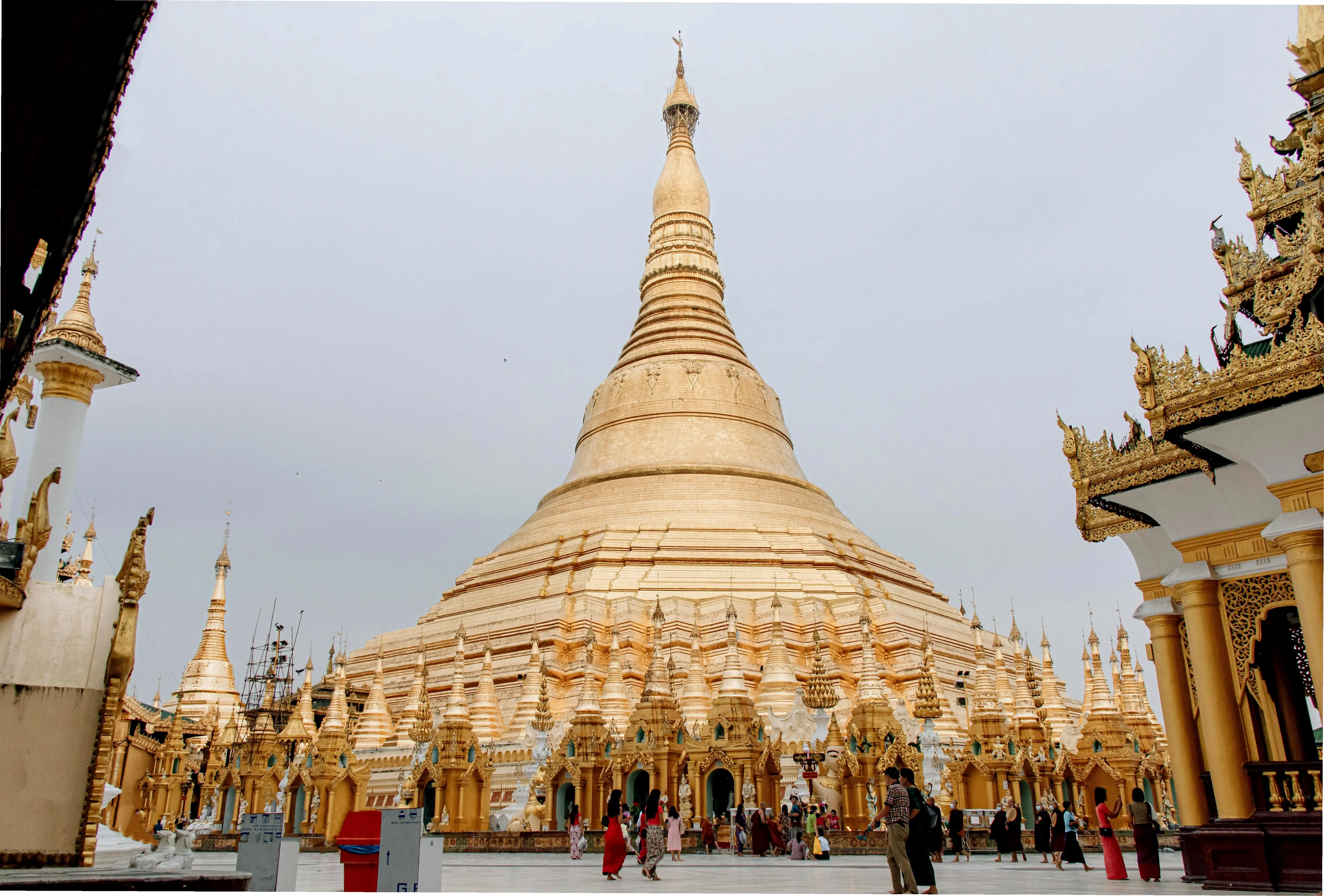 Ánh sáng rực rỡ bao trùm Chùa Myanmar, làm nổi bật vẻ đẹp tinh tế và sự trang nghiêm của di sản văn hóa.