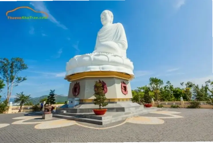 Ánh sáng rực rỡ bao trùm Chùa Nha Trang, mang đến bức tranh nghệ thuật đầy màu sắc và cảm hứng.