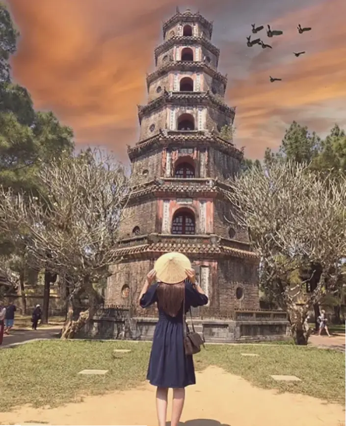 Ánh sáng rực rỡ bao trùm Chùa Thiên Mụ, tôn vinh vẻ đẹp kiến trúc cổ kính và huyền bí của Việt Nam.