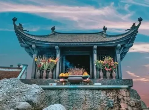 Ánh sáng rực rỡ bao trùm Chùa Yên Tử, làm nổi bật vẻ đẹp nghệ thuật và tinh thần tâm linh.