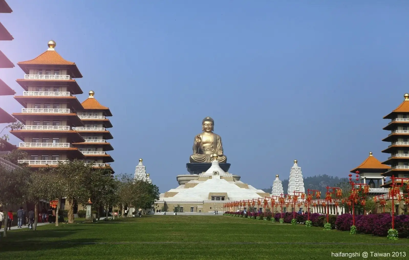 Ánh sáng rực rỡ chiếu sáng chùa Đài Loan, mang đến năng lượng tích cực và sự bình an sâu lắng.