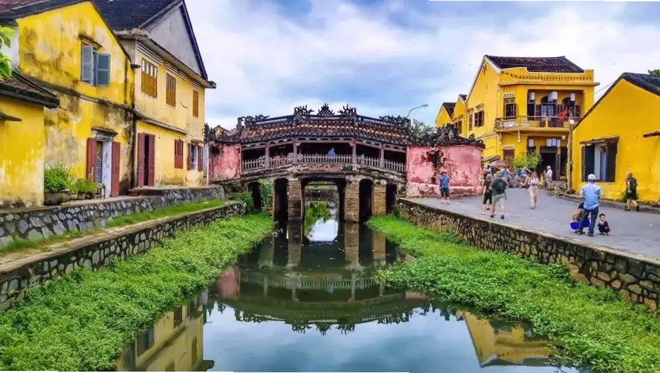 Ánh sáng rực rỡ chiếu sáng Chùa Hội An, tạo nên bức tranh nghệ thuật đầy sức sống và hấp dẫn.