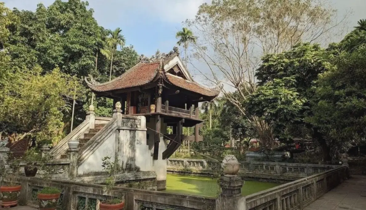 Ánh sáng rực rỡ chiếu sáng Chùa Một Cột, tạo nên bức tranh nghệ thuật đầy màu sắc và ý nghĩa.