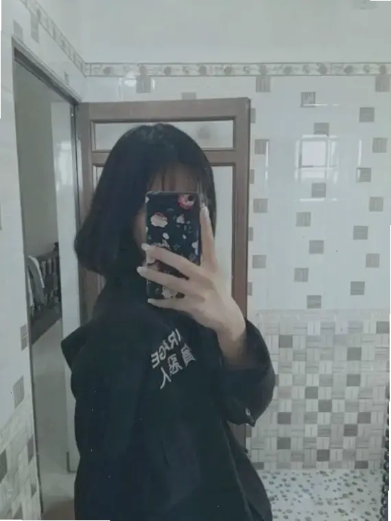 Avatar gái xinh tóc ngắn che mặt mang vẻ đẹp bí ẩn, cuốn hút và đầy sức sống, giúp profile bạn nổi bật giữa đám đông.