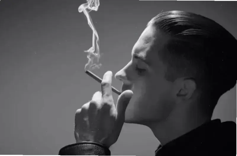 Avatar hút thuốc ngầu: Thể hiện phong cách mạnh mẽ, cá tính riêng biệt và sức hút bất ngờ!